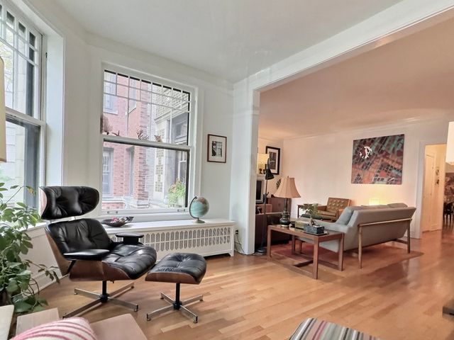 2921 N Pine Grove Avenue 1, Chicago, IL 60657