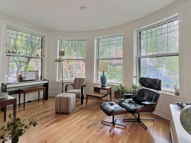 2921 N Pine Grove Avenue 1, Chicago, IL 60657