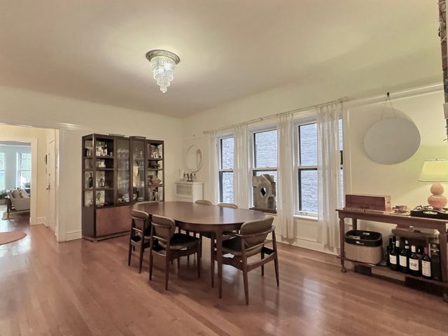 2921 N Pine Grove Avenue 1, Chicago, IL 60657