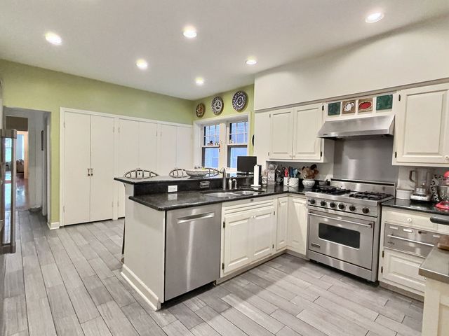 2921 N Pine Grove Avenue 1, Chicago, IL 60657