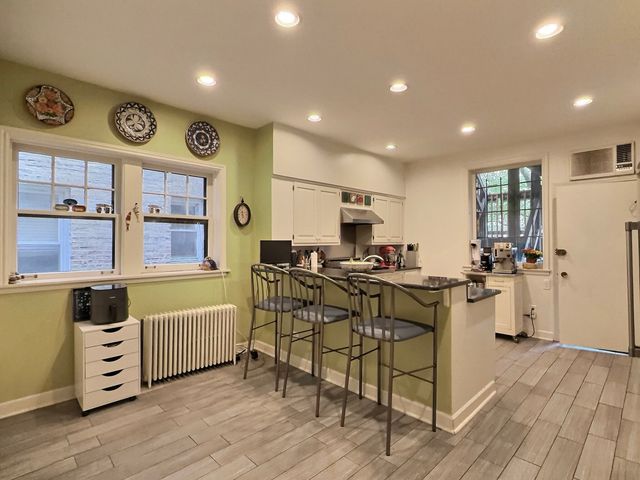 2921 N Pine Grove Avenue 1, Chicago, IL 60657