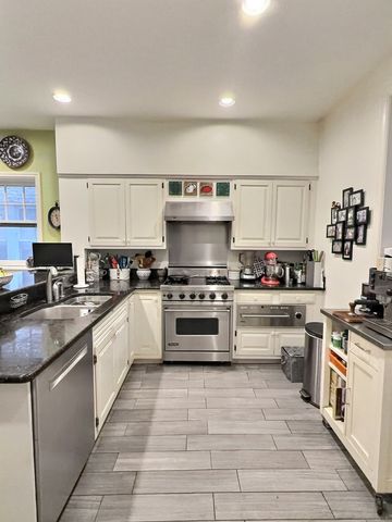 2921 N Pine Grove Avenue 1, Chicago, IL 60657