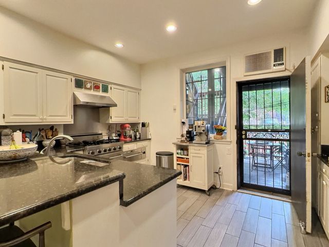 2921 N Pine Grove Avenue 1, Chicago, IL 60657