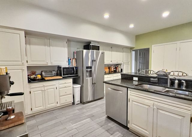 2921 N Pine Grove Avenue 1, Chicago, IL 60657