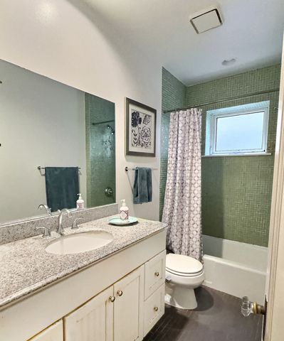 2921 N Pine Grove Avenue 1, Chicago, IL 60657