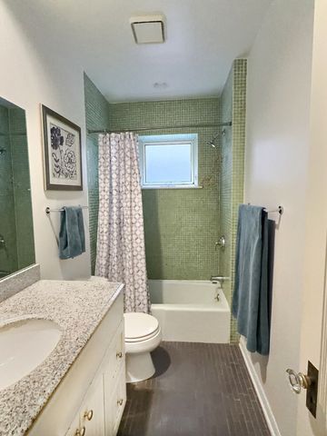 2921 N Pine Grove Avenue 1, Chicago, IL 60657