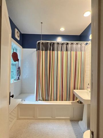 2921 N Pine Grove Avenue 1, Chicago, IL 60657