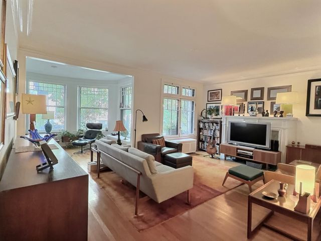 2921 N Pine Grove Avenue 1, Chicago, IL 60657