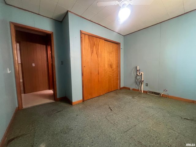 1942 S 11TH Street, Springfield, IL 62703