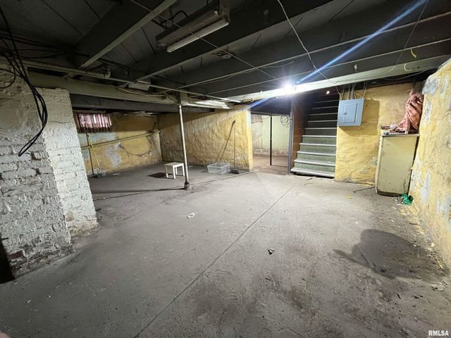 1942 S 11TH Street, Springfield, IL 62703