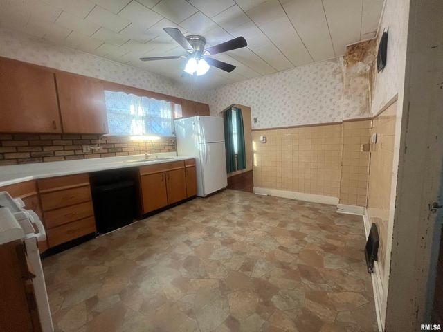 1942 S 11TH Street, Springfield, IL 62703