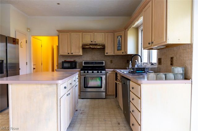 7571 Pleasant Run Drive, Seven Hills, OH 44131