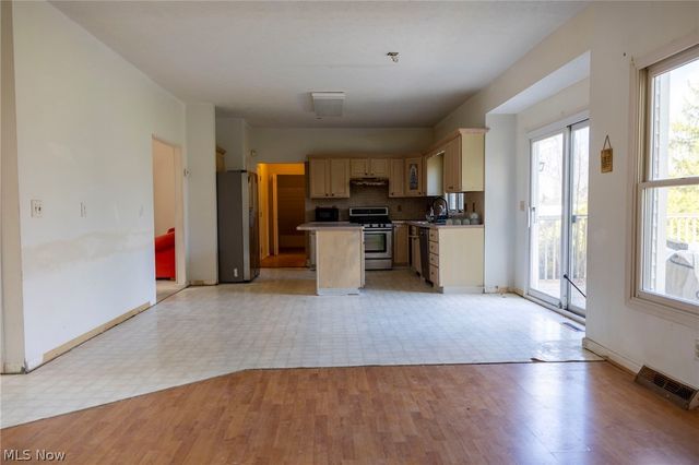 7571 Pleasant Run Drive, Seven Hills, OH 44131