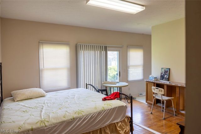 7571 Pleasant Run Drive, Seven Hills, OH 44131