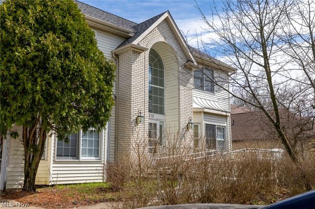 7571 Pleasant Run Drive, Seven Hills, OH 44131