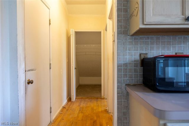 7571 Pleasant Run Drive, Seven Hills, OH 44131