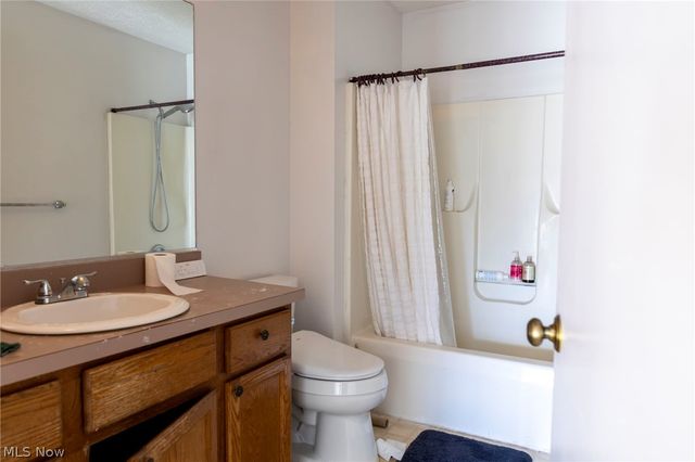 7571 Pleasant Run Drive, Seven Hills, OH 44131