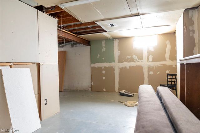 7571 Pleasant Run Drive, Seven Hills, OH 44131