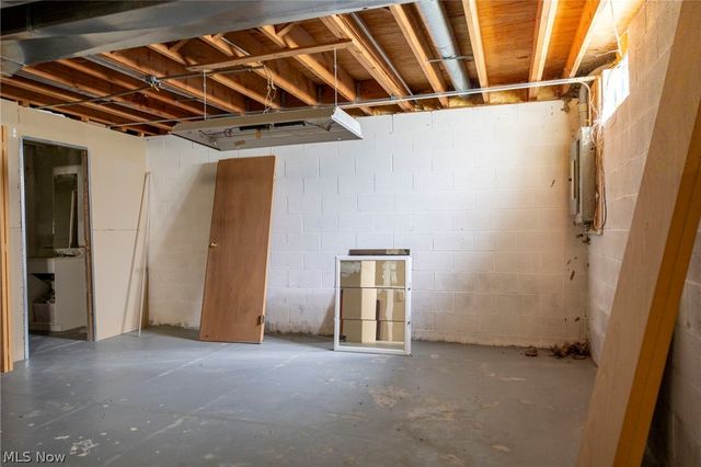 7571 Pleasant Run Drive, Seven Hills, OH 44131