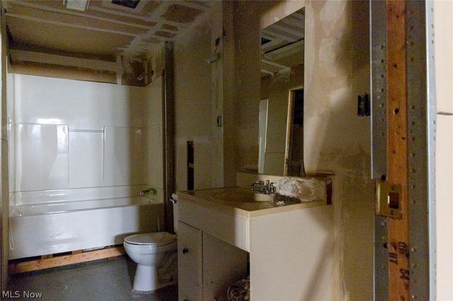 7571 Pleasant Run Drive, Seven Hills, OH 44131