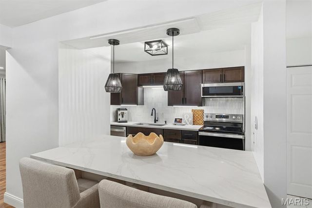 6318 Sprig Oak Court, St Louis, MO 63128