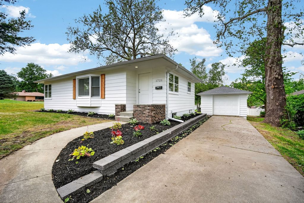 1721 Woodland Avenue, West Des Moines, IA 50265