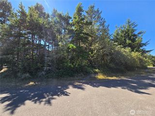 735 Pennisula Court SE, Ocean Shores, WA 98569