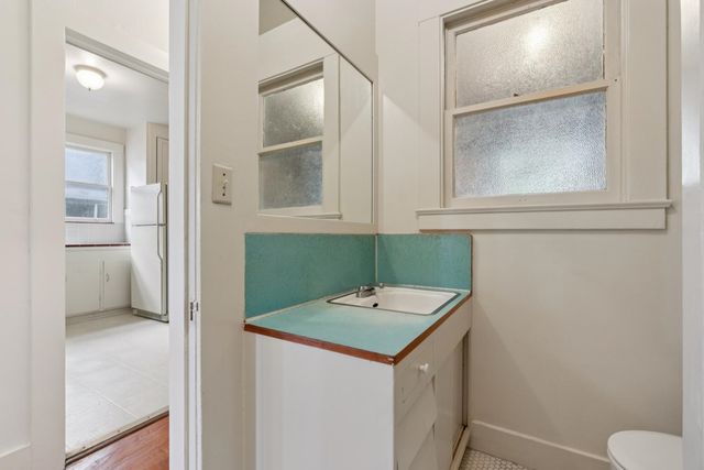 832 832 Walker, Oakland, CA 94610