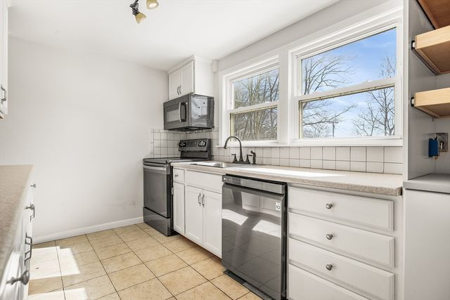 2 Perreault Ave, Billerica, MA 01821