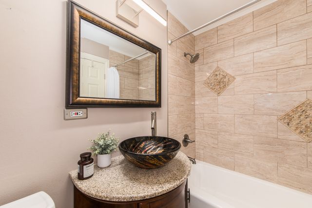 9500 Dee Road 202B, Des Plaines, IL 60016