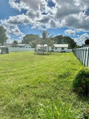 816 NW 8th St, Florida City, FL 33034