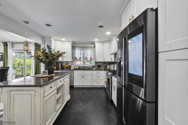 27 Coppola Ct, Clifton City, NJ 07013