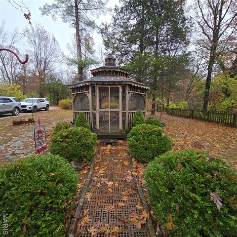 1833 Opeechee Beach Road, Pacific, MO 63069