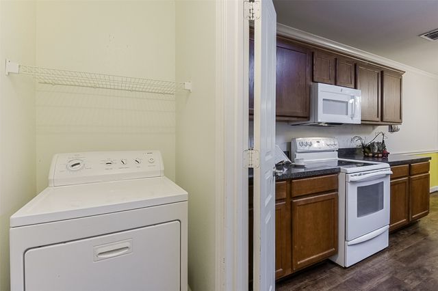 819 Earhart Avenue, Grand Prairie, TX 75051