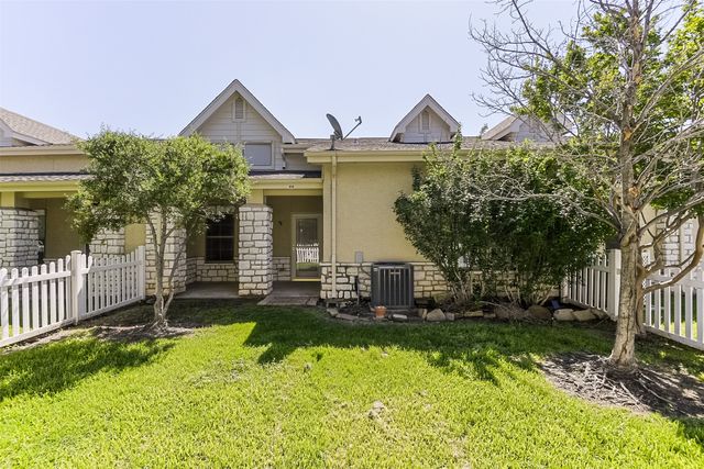 819 Earhart Avenue, Grand Prairie, TX 75051