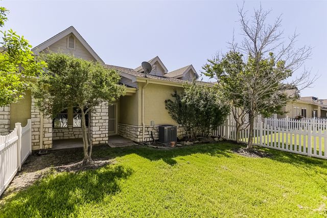 819 Earhart Avenue, Grand Prairie, TX 75051
