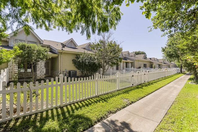 819 Earhart Avenue, Grand Prairie, TX 75051
