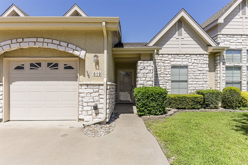 819 Earhart Avenue, Grand Prairie, TX 75051