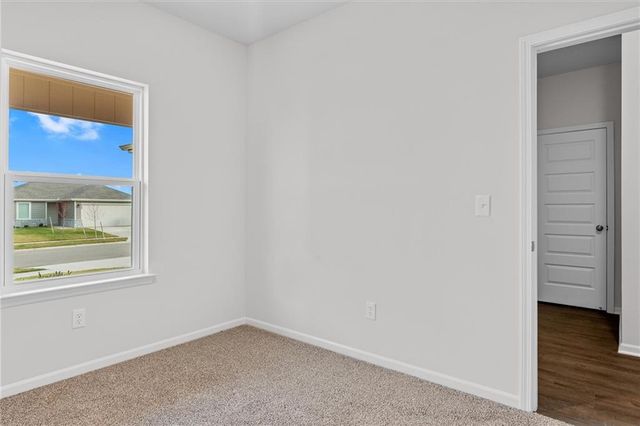 452 Rock Creek Drive, Tonganoxie, KS 66086