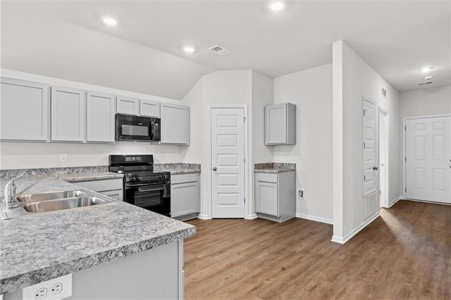 452 Rock Creek Drive, Tonganoxie, KS 66086