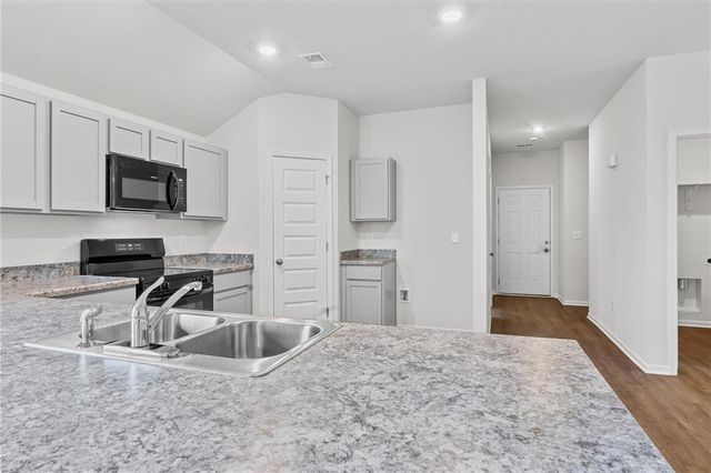 452 Rock Creek Drive, Tonganoxie, KS 66086