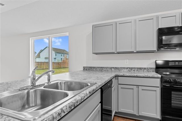 452 Rock Creek Drive, Tonganoxie, KS 66086