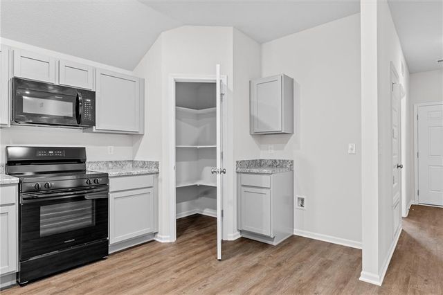 452 Rock Creek Drive, Tonganoxie, KS 66086