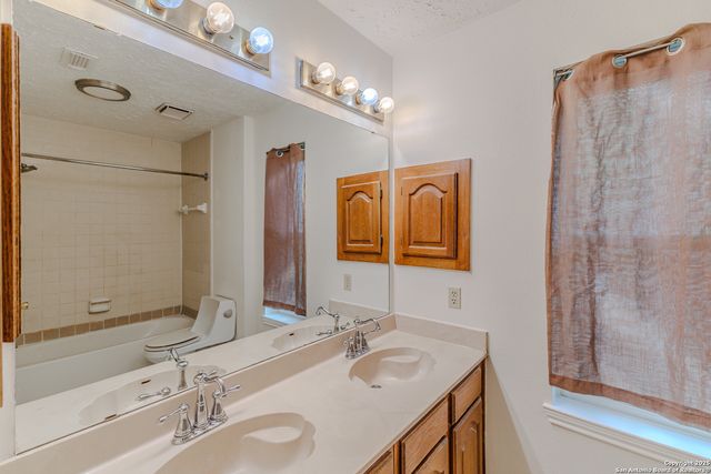 6303 Welles Glenn Cir, San Antonio, TX 78240