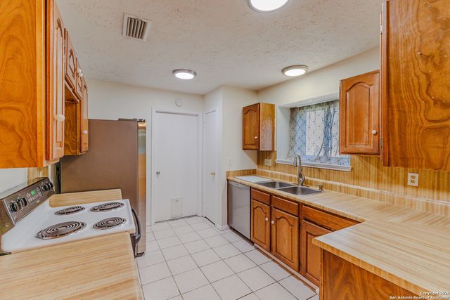 6303 Welles Glenn Cir, San Antonio, TX 78240