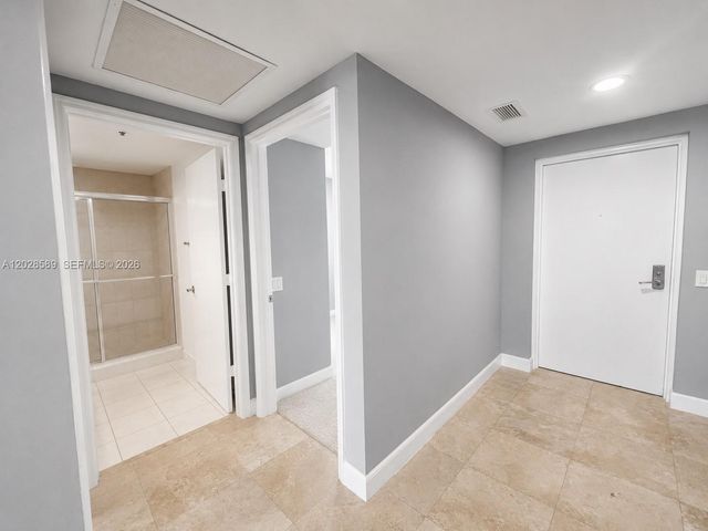 14951 Royal Oaks Lane 2002, North Miami, FL 33181