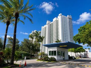 14951 Royal Oaks Lane 2002, North Miami, FL 33181