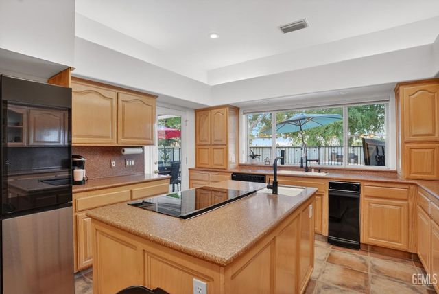 4906 Palisades Circle, Bakersfield, CA 93308
