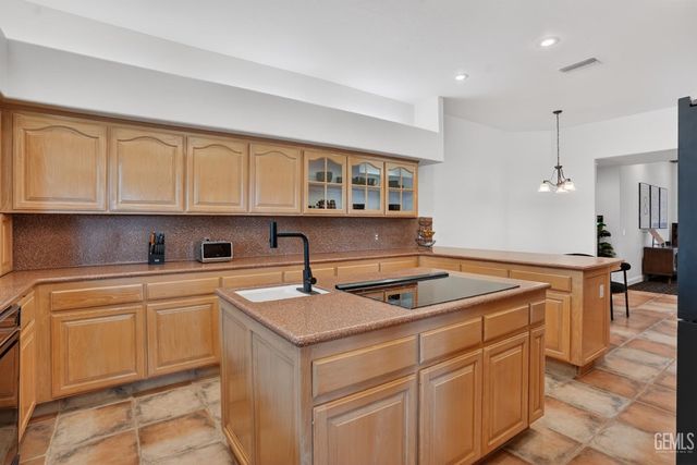 4906 Palisades Circle, Bakersfield, CA 93308