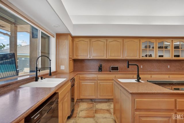 4906 Palisades Circle, Bakersfield, CA 93308